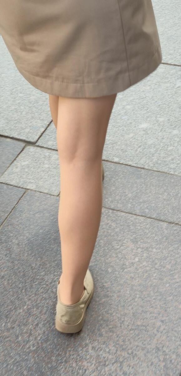 Garota em meia -calça e saia nua