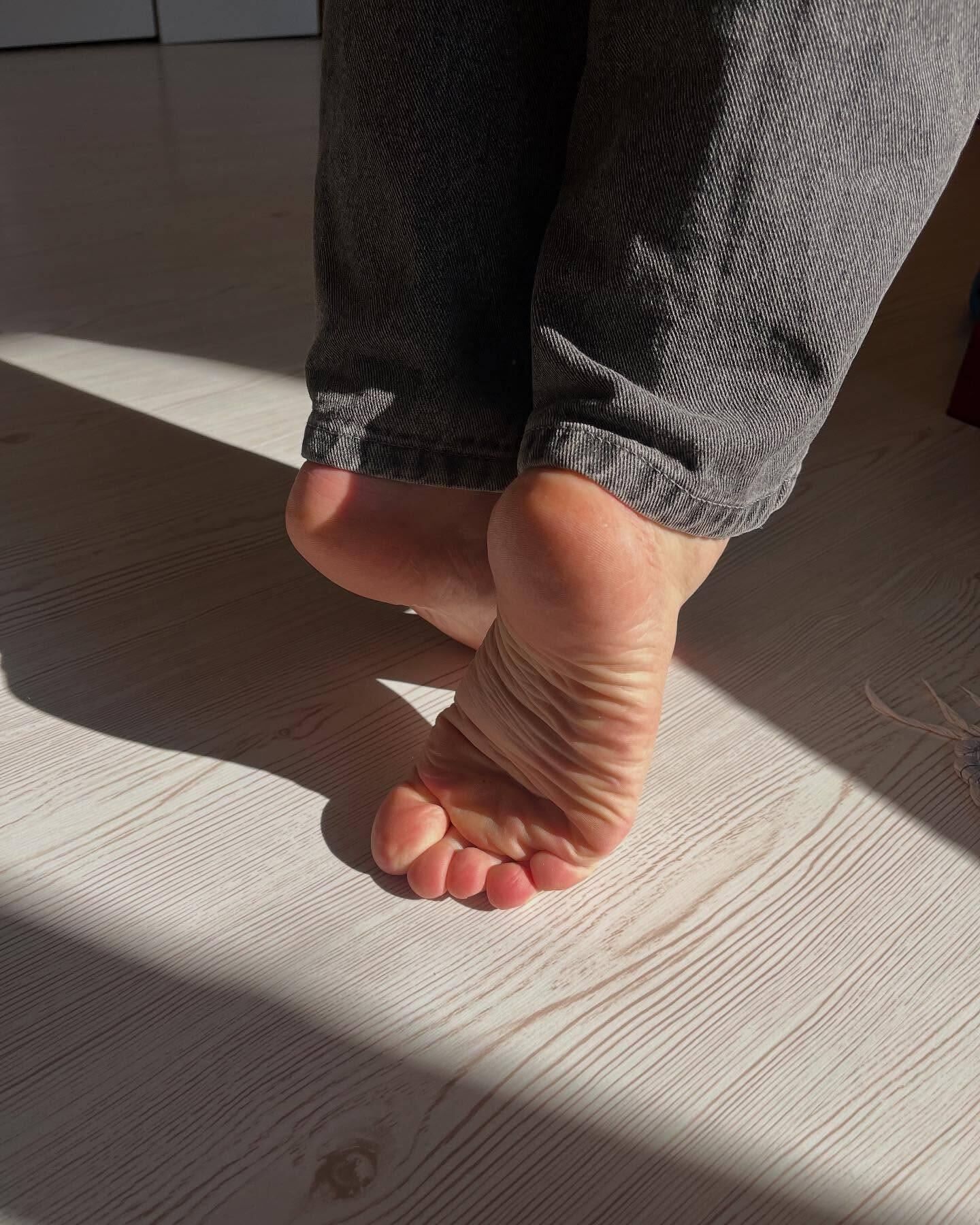 Legs and feet babes 