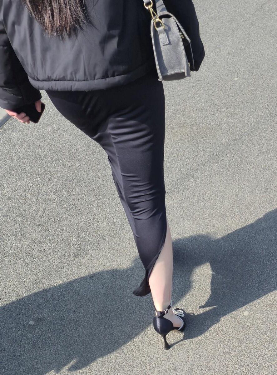 セクシーなサテンのかかとと長いスカートの女性