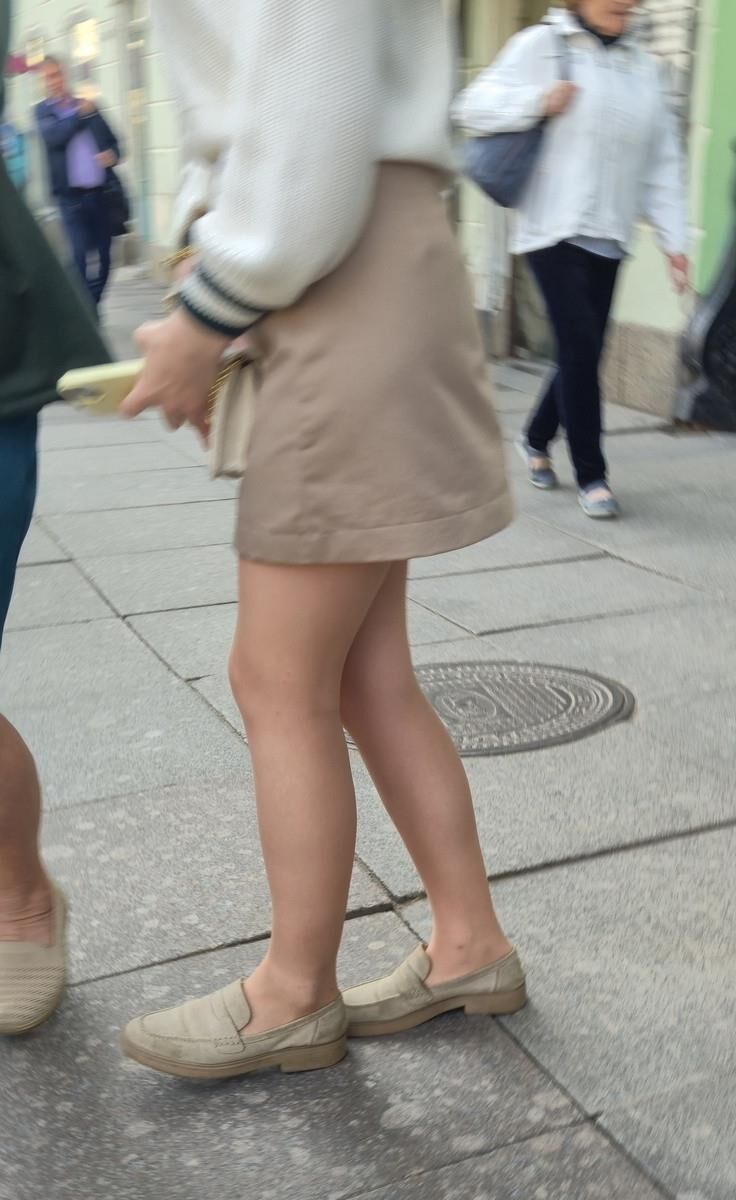 Garota em meia -calça e saia nua