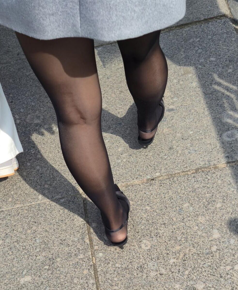 Garota em saltos de slingback e calcinha preta brilhante