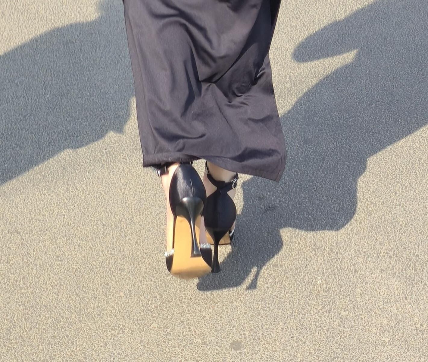 セクシーなサテンのかかとと長いスカートの女性