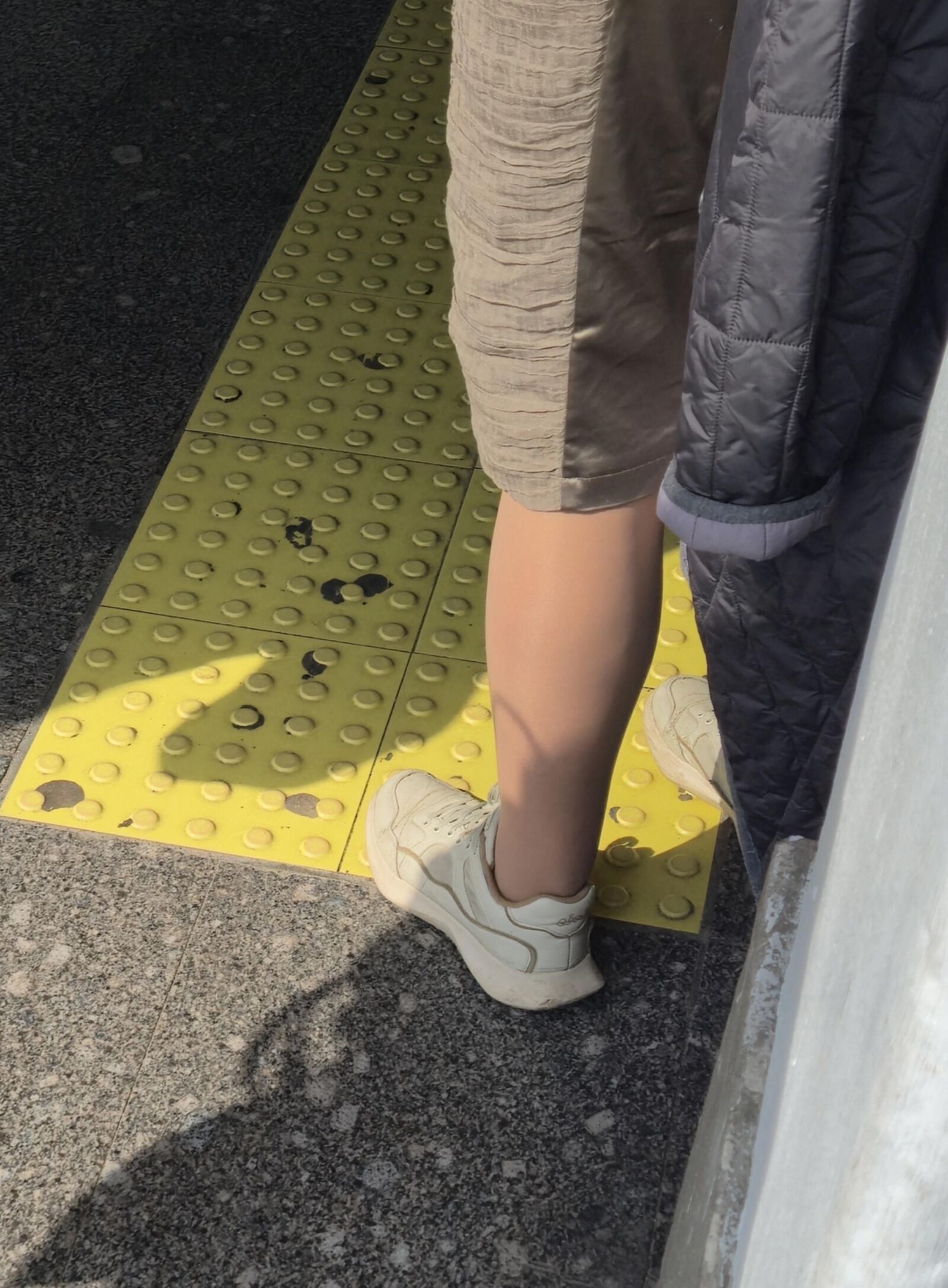 光沢のあるパンストの女性