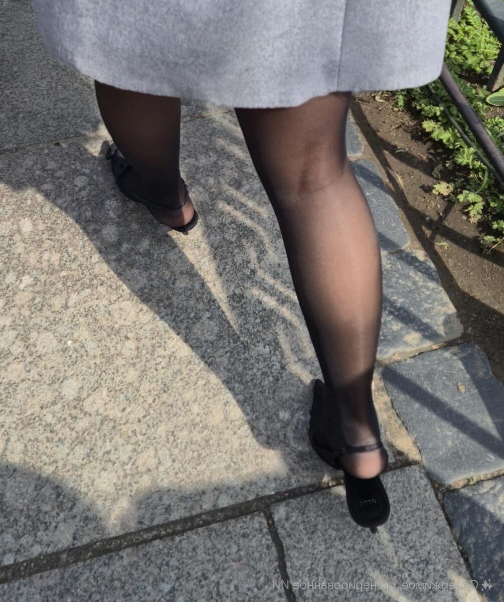 Garota em saltos de slingback e calcinha preta brilhante