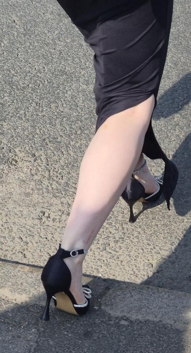 セクシーなサテンのかかとと長いスカートの女性