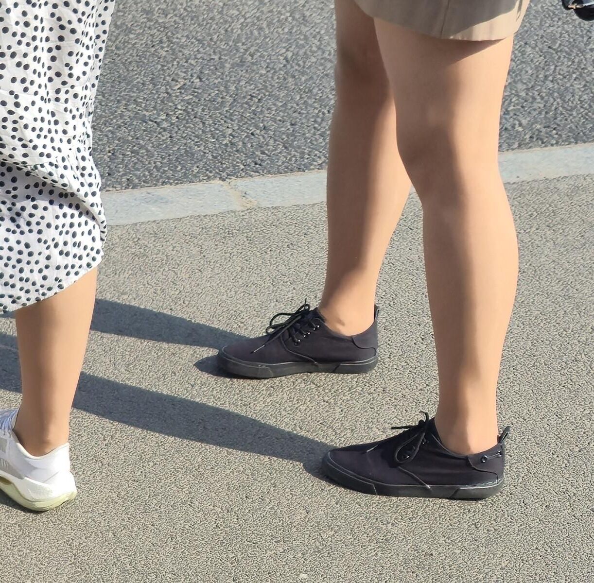 日焼けした光沢のあるパンストとミニスカートの女の子