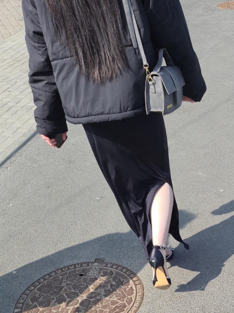 セクシーなサテンのかかとと長いスカートの女性
