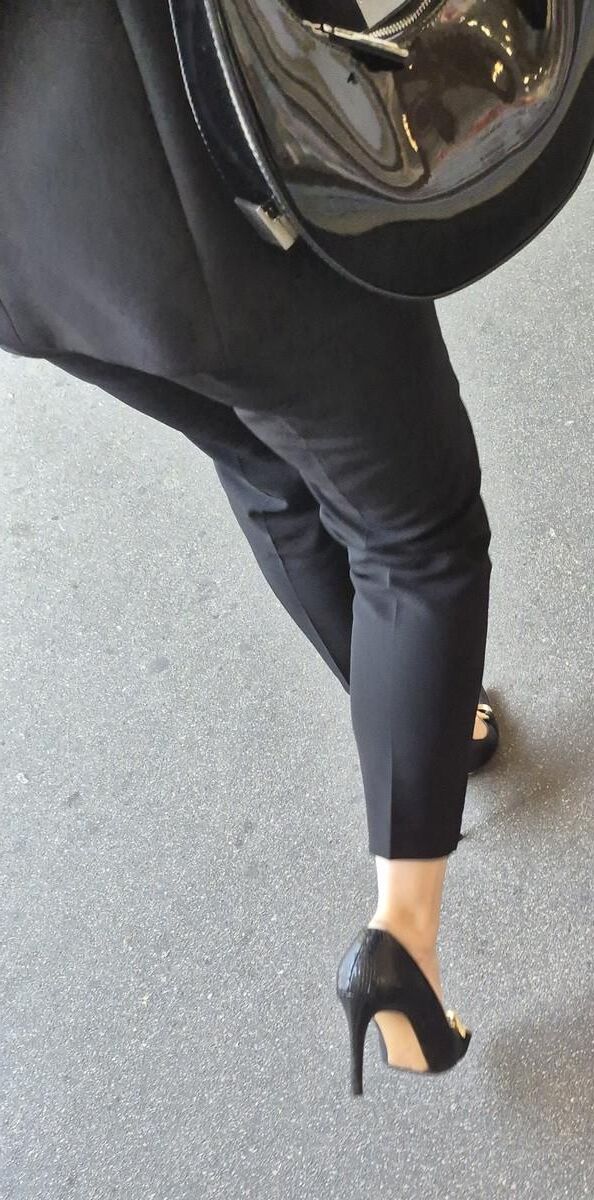 Mulher de negócios em calças e saltos