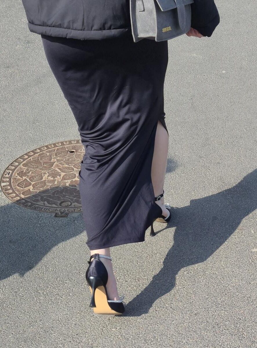 セクシーなサテンのかかとと長いスカートの女性