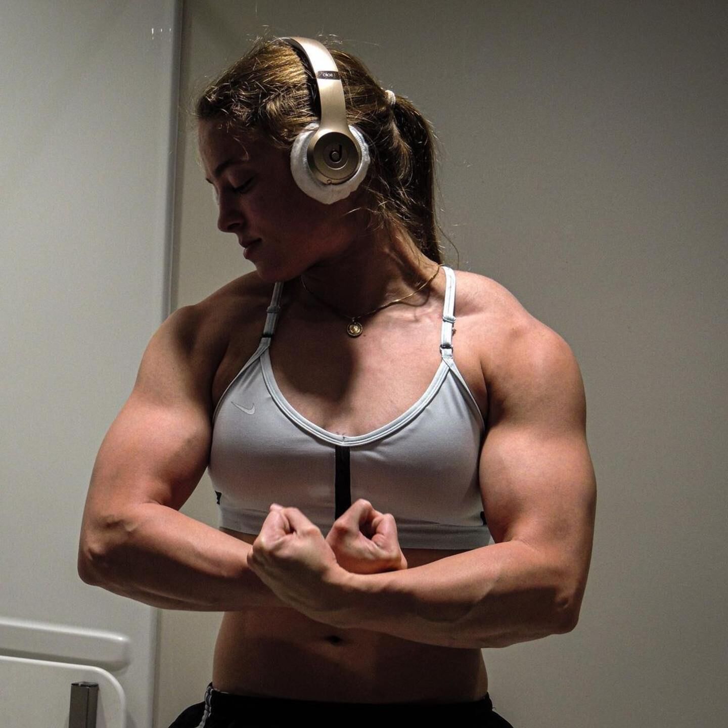 Meninas musculares aleatórias