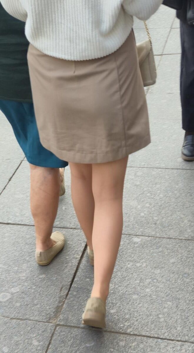 Garota em meia -calça e saia nua