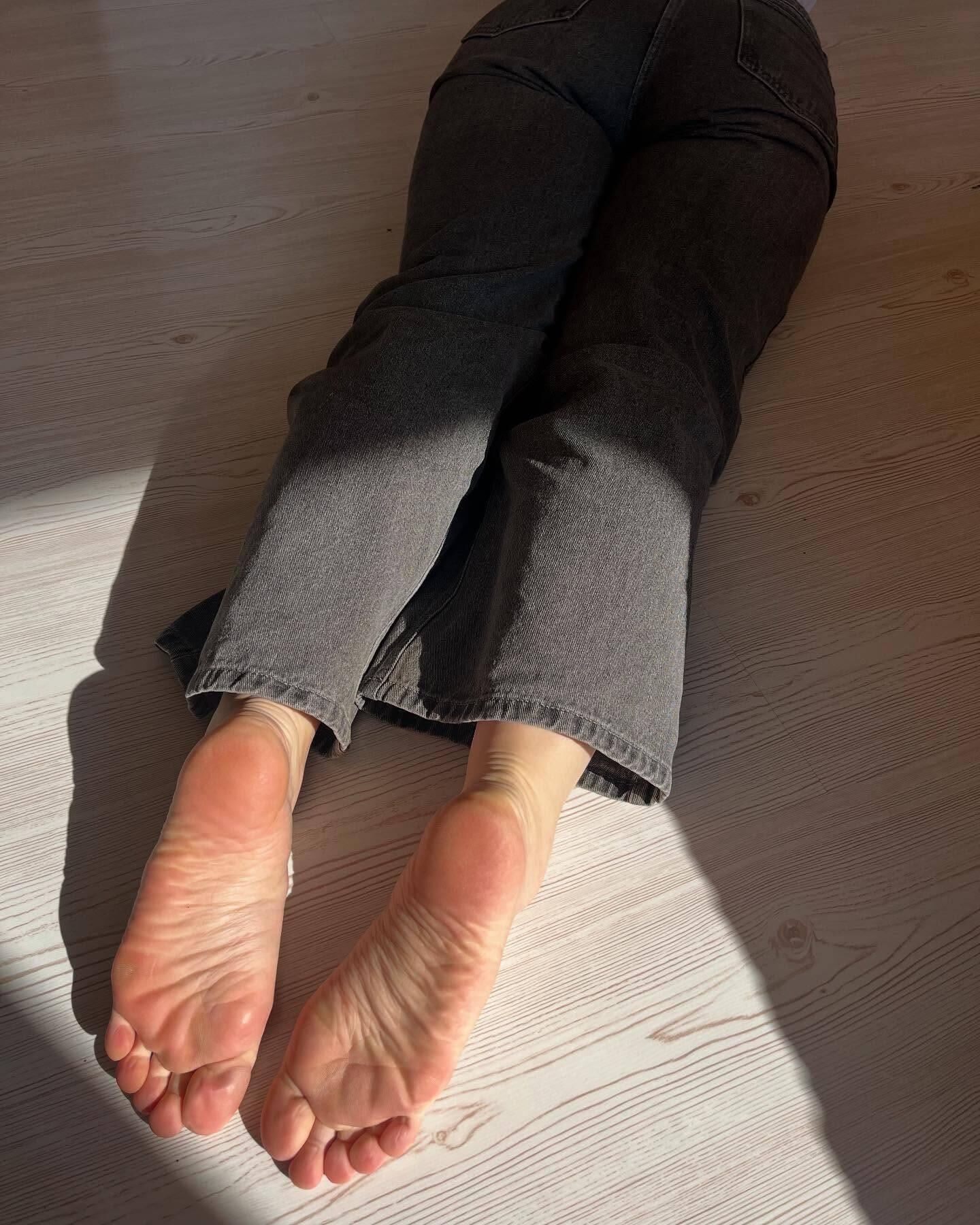 Legs and feet babes 