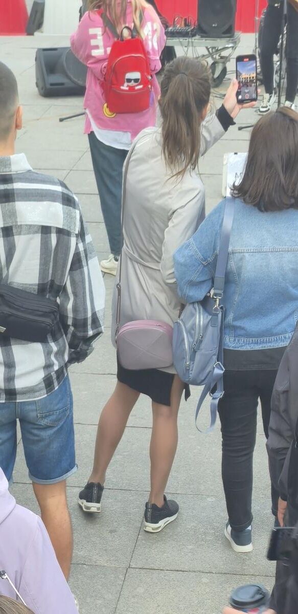 Garota em meia -calça bronzeada e mini -saia