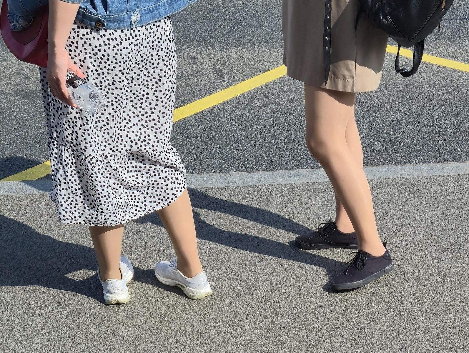 日焼けした光沢のあるパンストとミニスカートの女の子