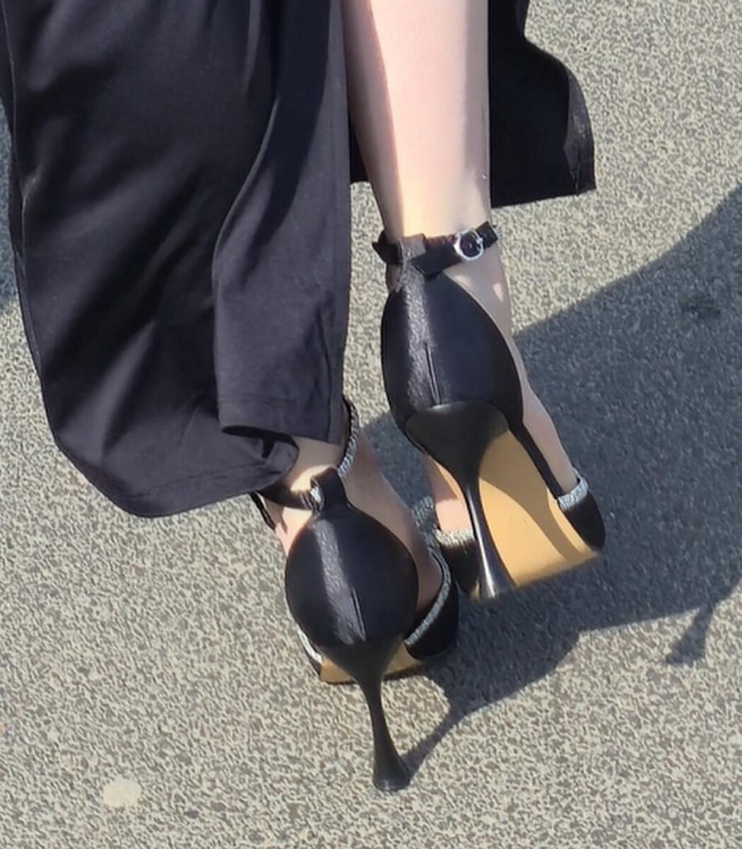 セクシーなサテンのかかとと長いスカートの女性