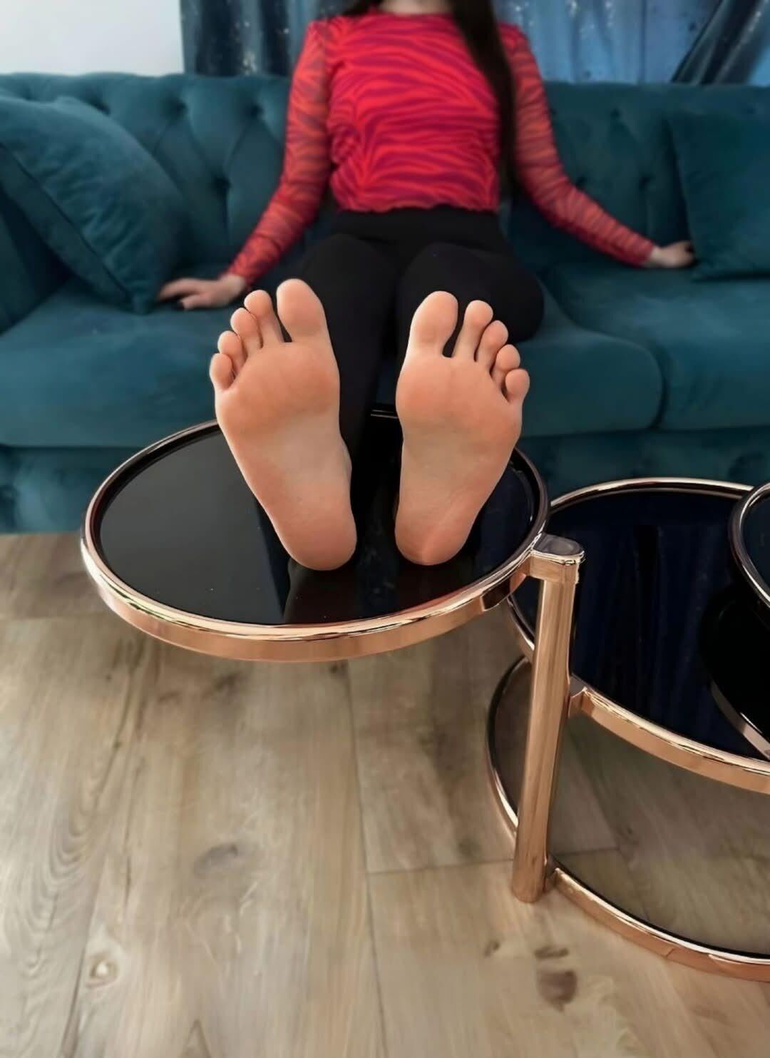 Legs and feet babes 