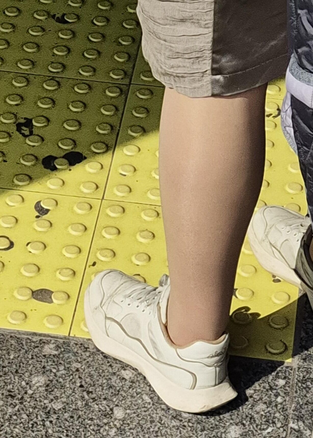 光沢のあるパンストの女性