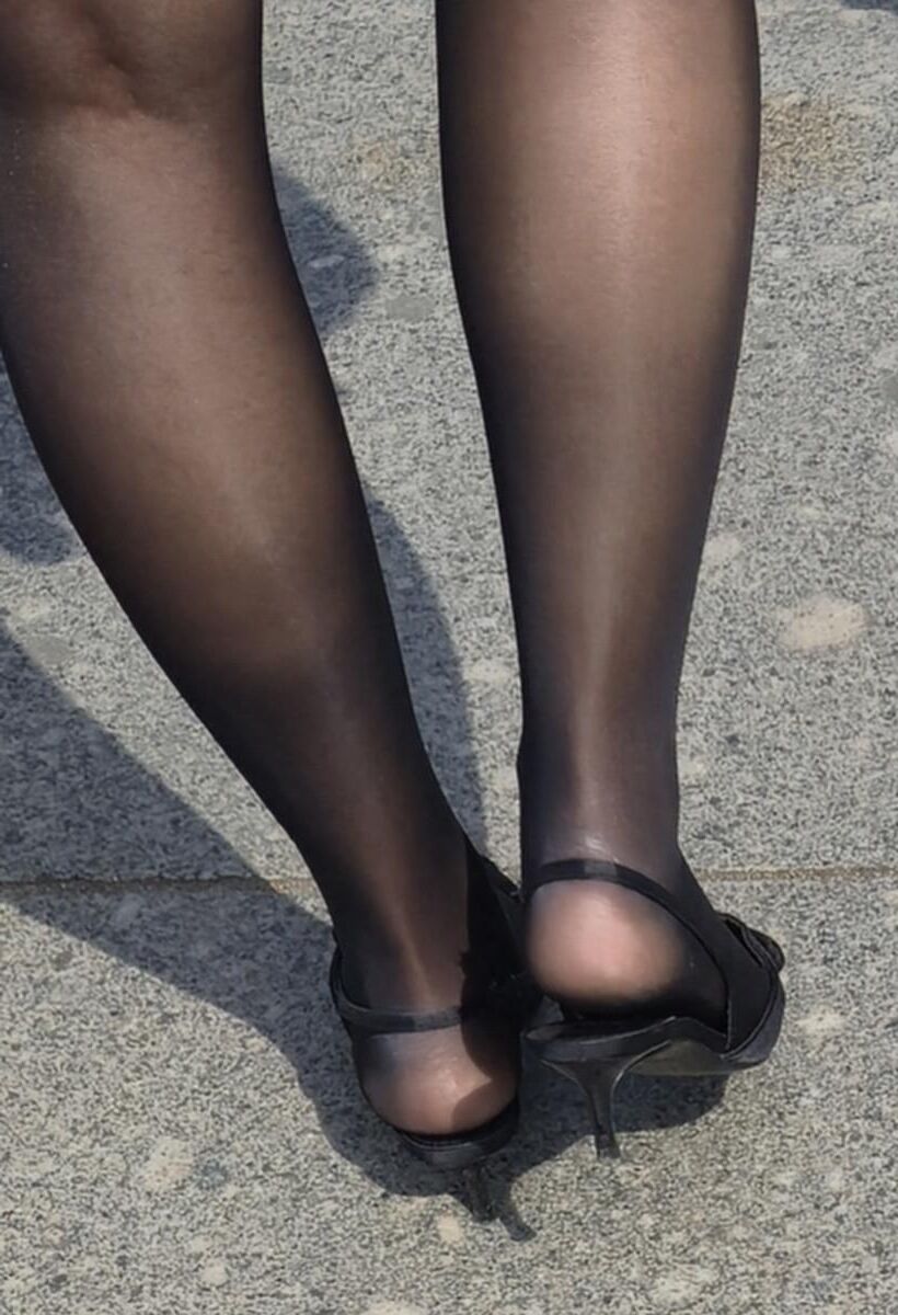 Garota em saltos de slingback e calcinha preta brilhante