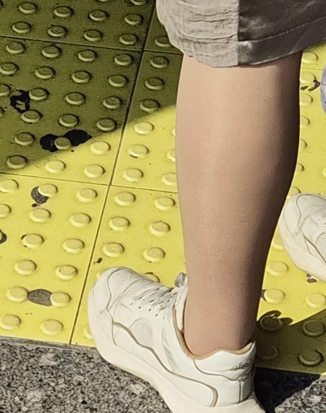 光沢のあるパンストの女性