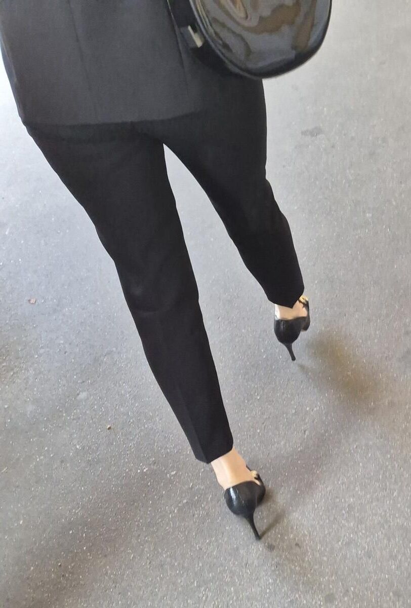 Mulher de negócios em calças e saltos