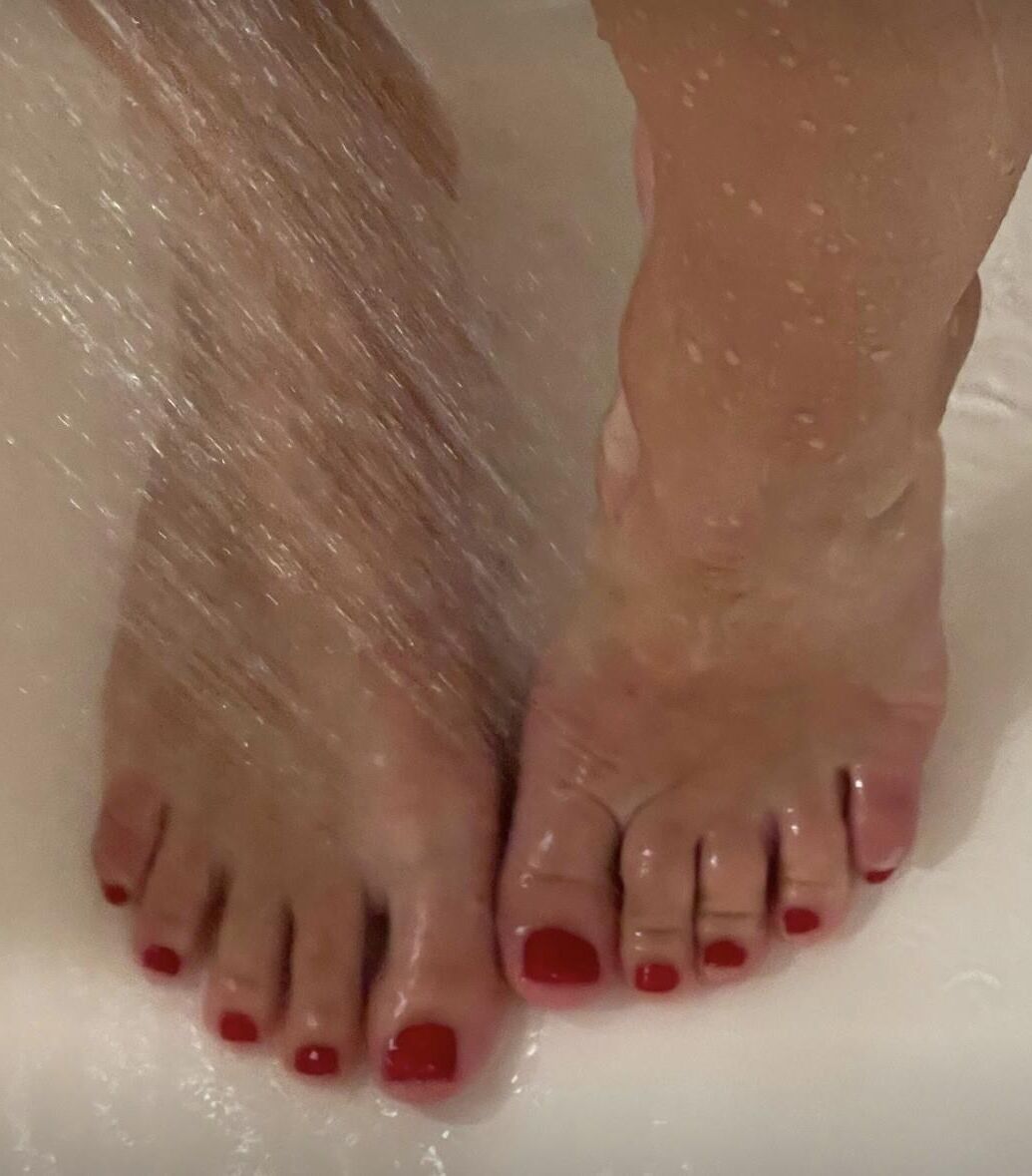 Kristin’s sexy red toes