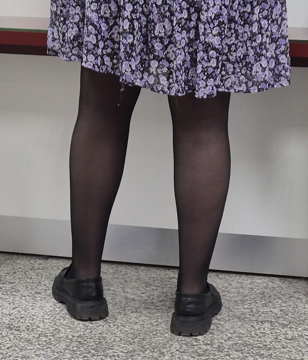 黒いパンストと夏のドレスの女の子