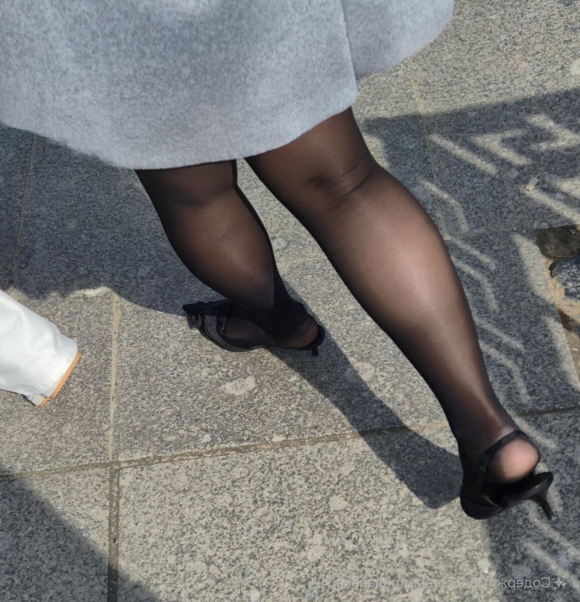 Garota em saltos de slingback e calcinha preta brilhante