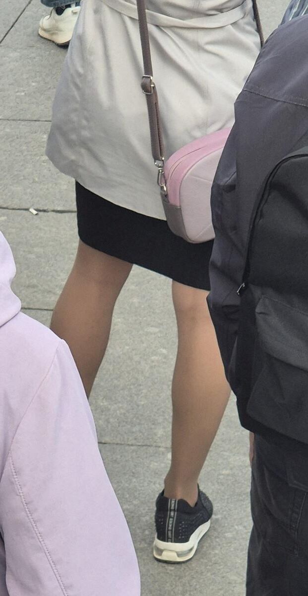 Garota em meia -calça bronzeada e mini -saia