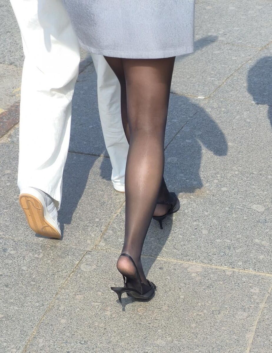 Garota em saltos de slingback e calcinha preta brilhante
