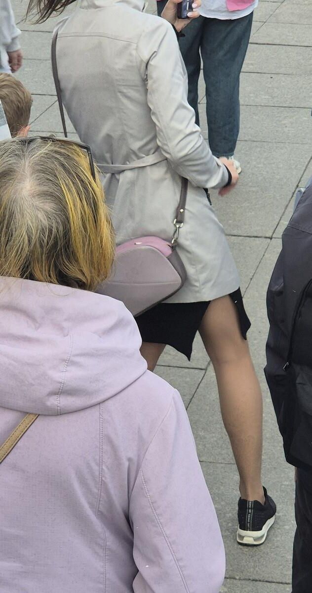 Garota em meia -calça bronzeada e mini -saia