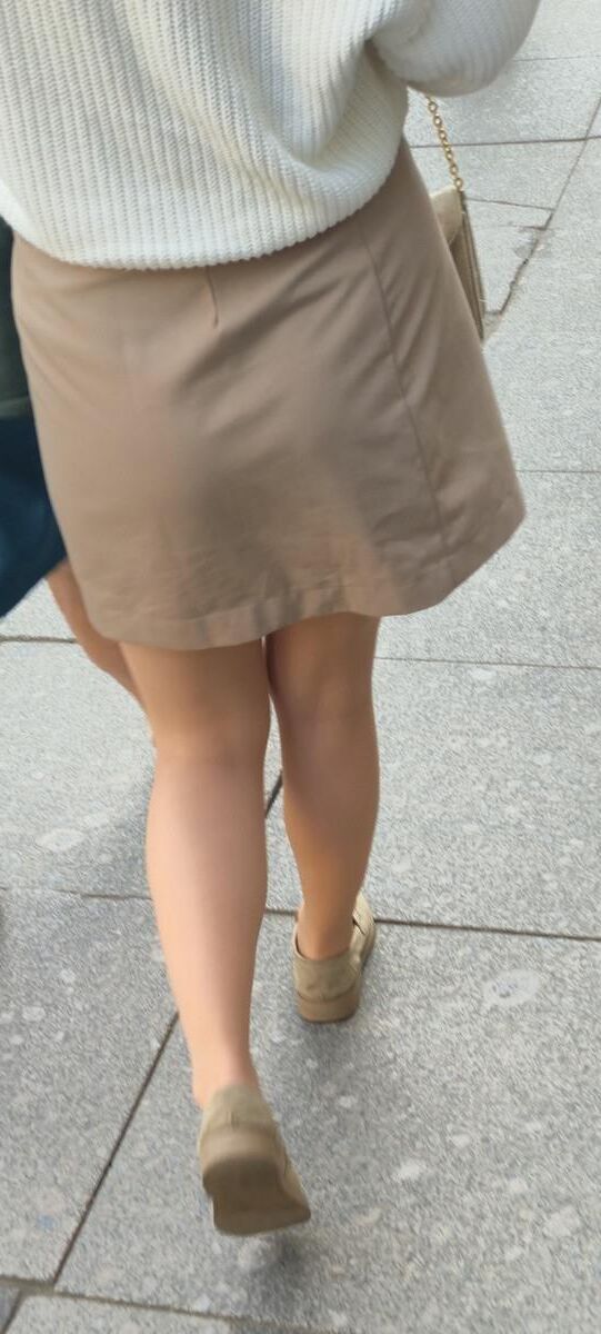 Garota em meia -calça e saia nua