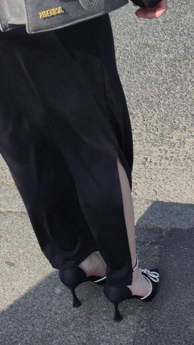 セクシーなサテンのかかとと長いスカートの女性