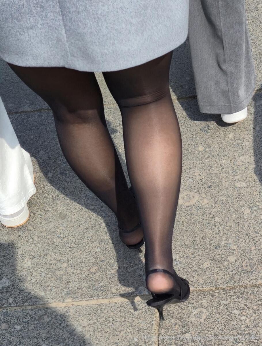 Garota em saltos de slingback e calcinha preta brilhante