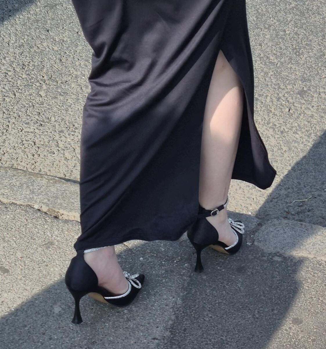 セクシーなサテンのかかとと長いスカートの女性