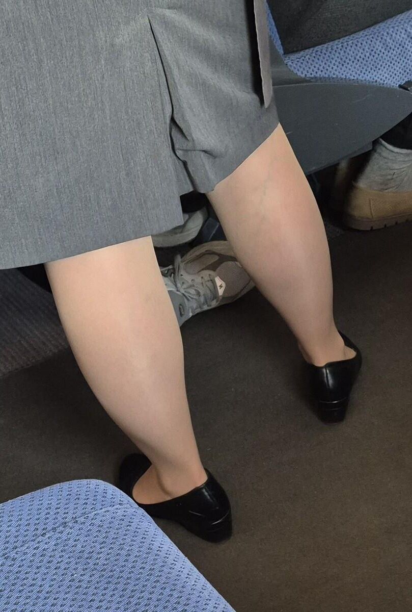 光沢のあるパンストの列車