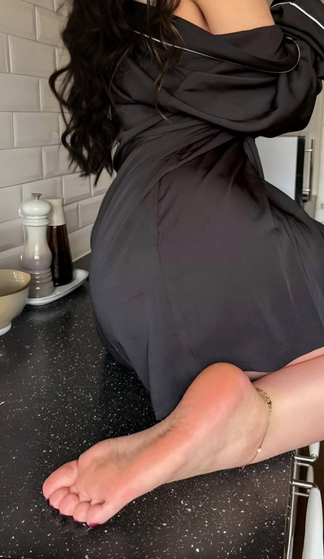 Legs and feet babes 