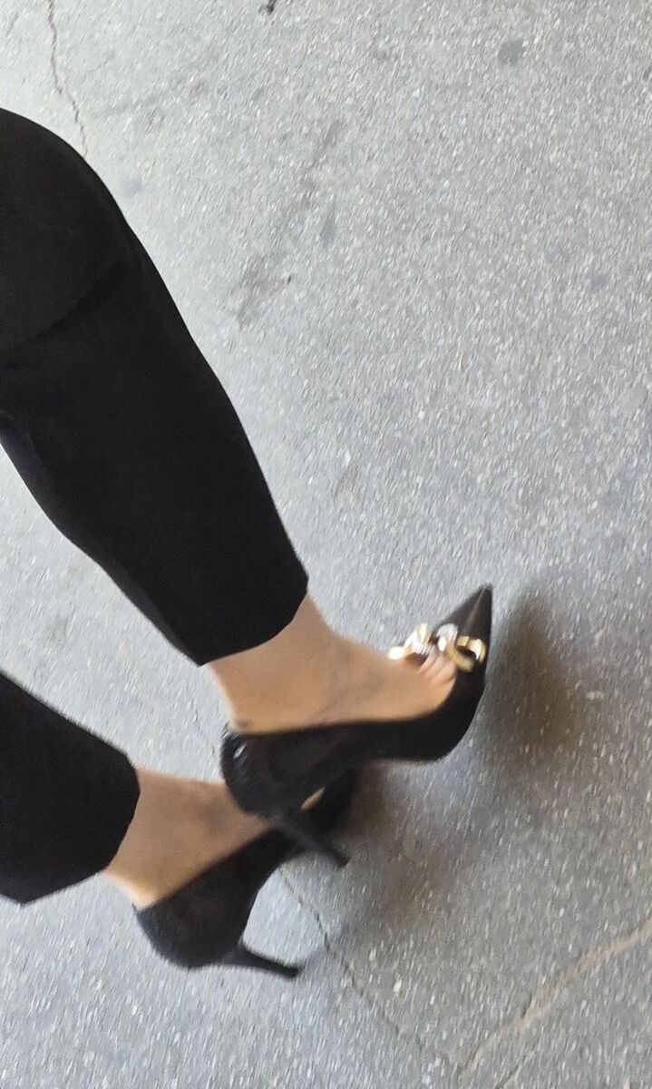 Mulher de negócios em calças e saltos