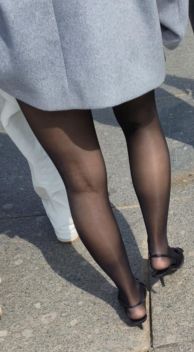 Garota em saltos de slingback e calcinha preta brilhante