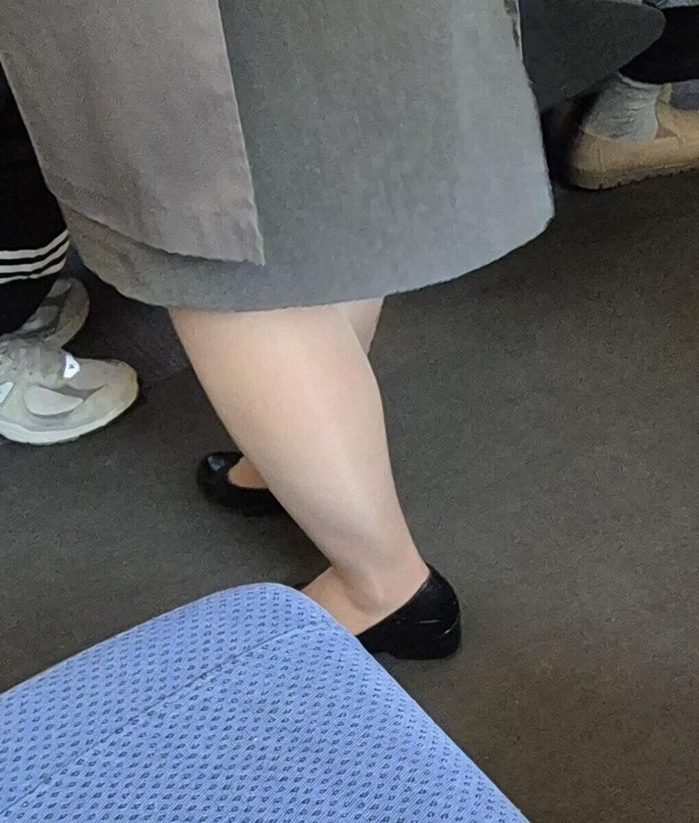 光沢のあるパンストの列車