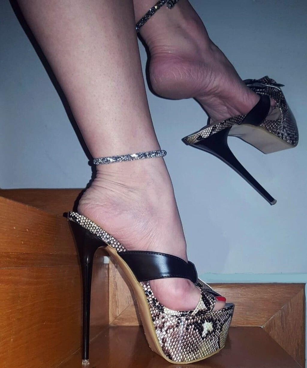 Mature feet in high heels