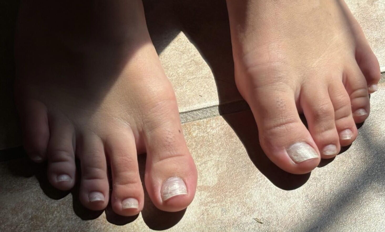Kristins sexy natural, no polish toes up close 