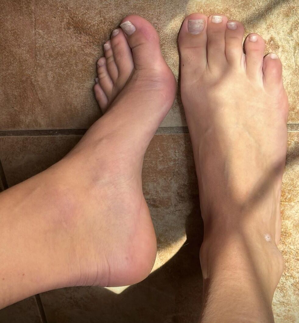 Kristins sexy natural, no polish toes up close 