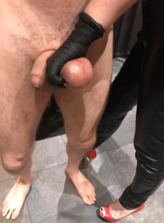 Ballbusting in Gloves