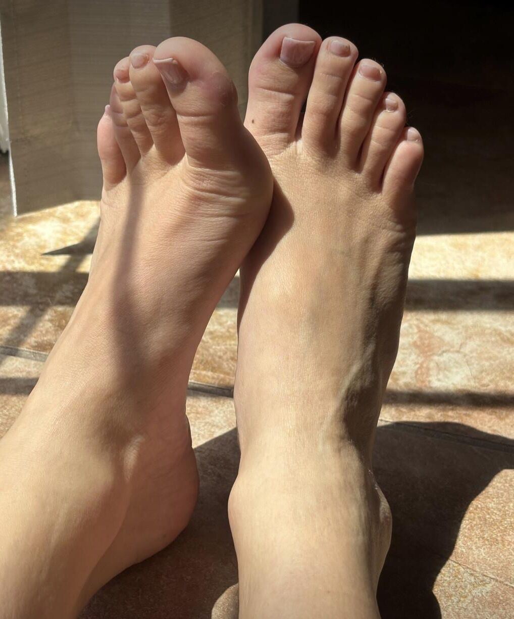 Kristins sexy soles and toes in the sunlight full set