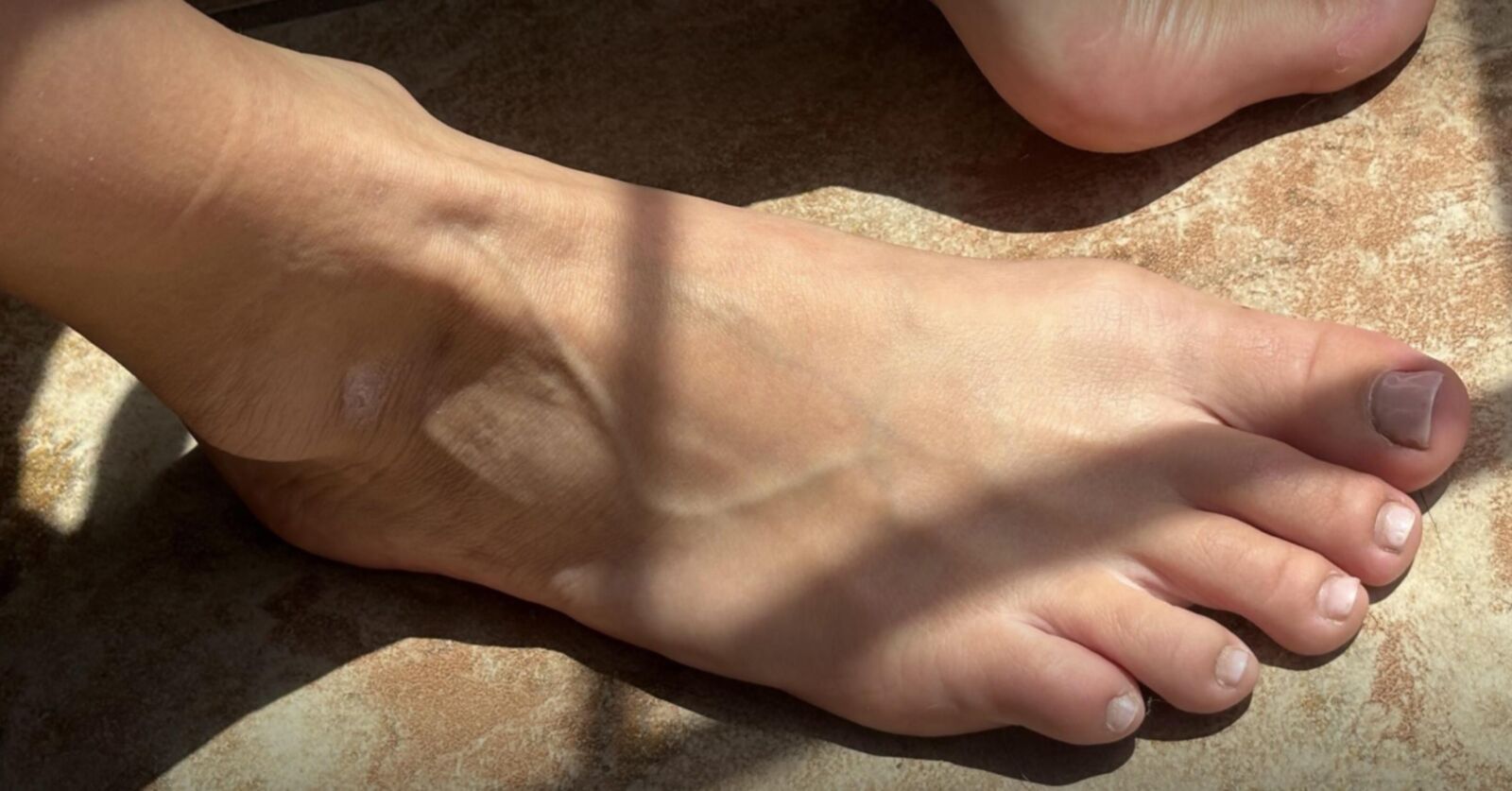Kristins sexy soles and toes in the sunlight full set