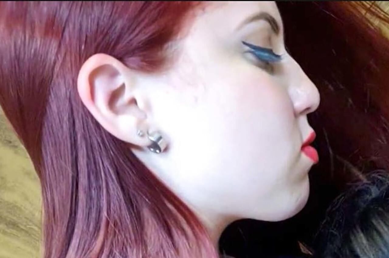 Faces in profile 