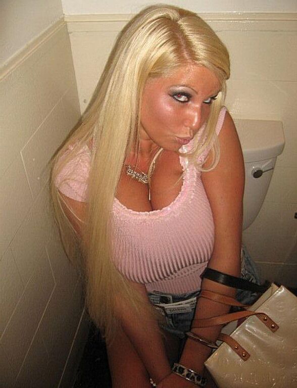 Profitez de plus de dames pisser dans les toilettes