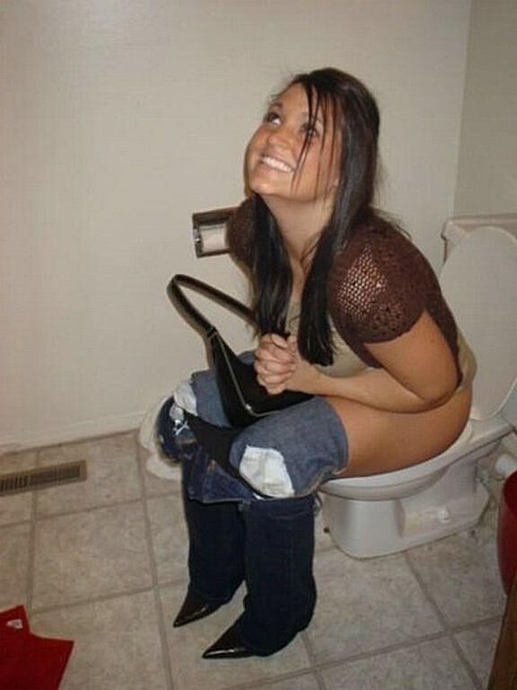 Profitez de plus de dames pisser dans les toilettes