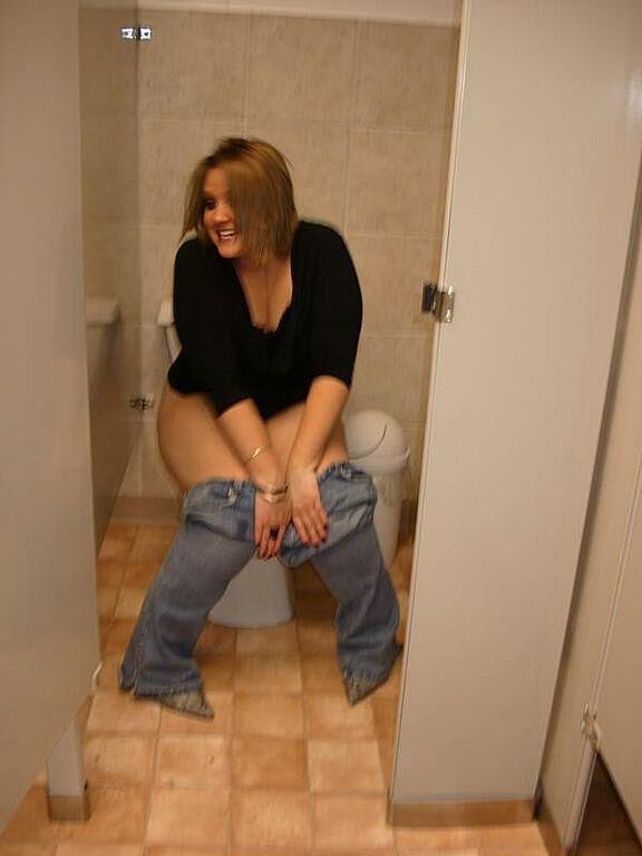 Profitez de plus de dames pisser dans les toilettes