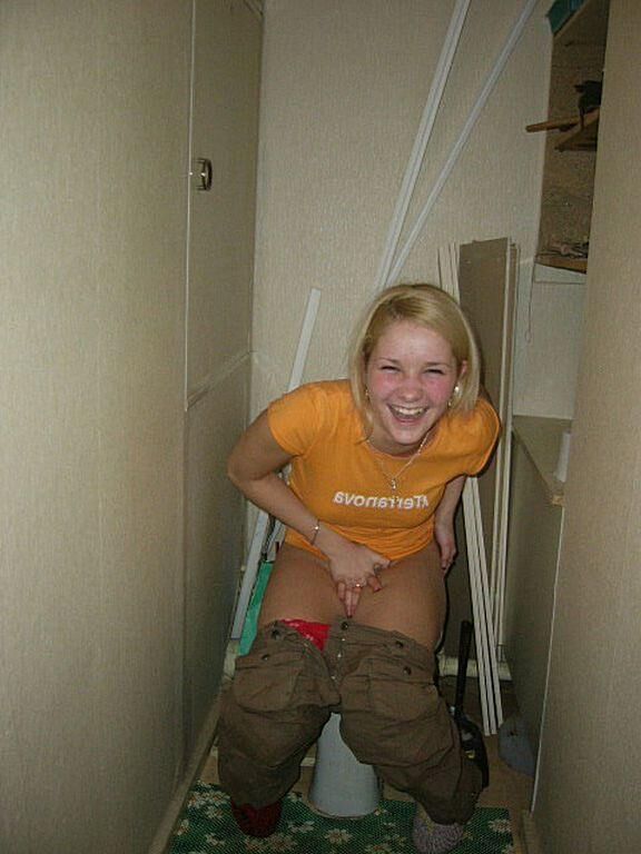 Profitez de plus de dames pisser dans les toilettes